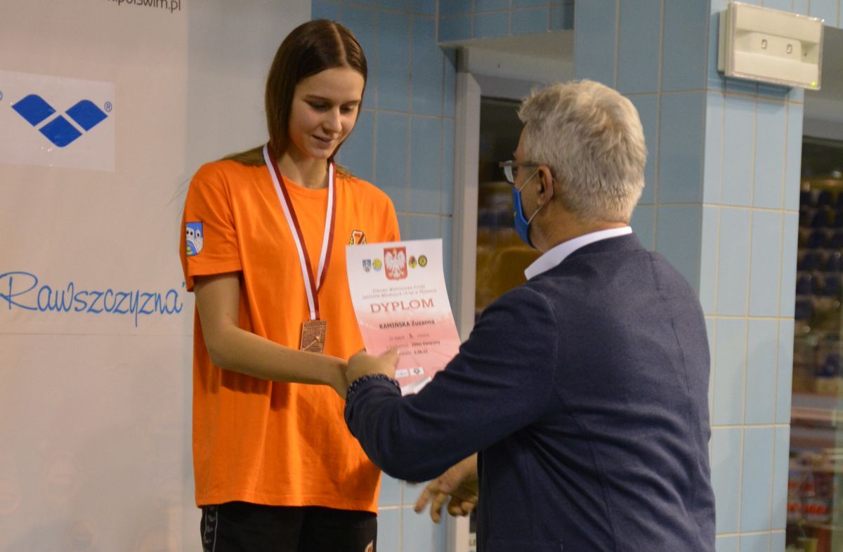 Zuzanna Kamińska odbiera medal i dyplom za swój start