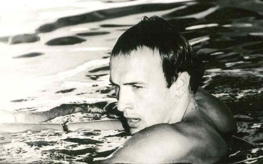 Zbigniew Pacelt w basenie, zdjęcie z lat młodości.